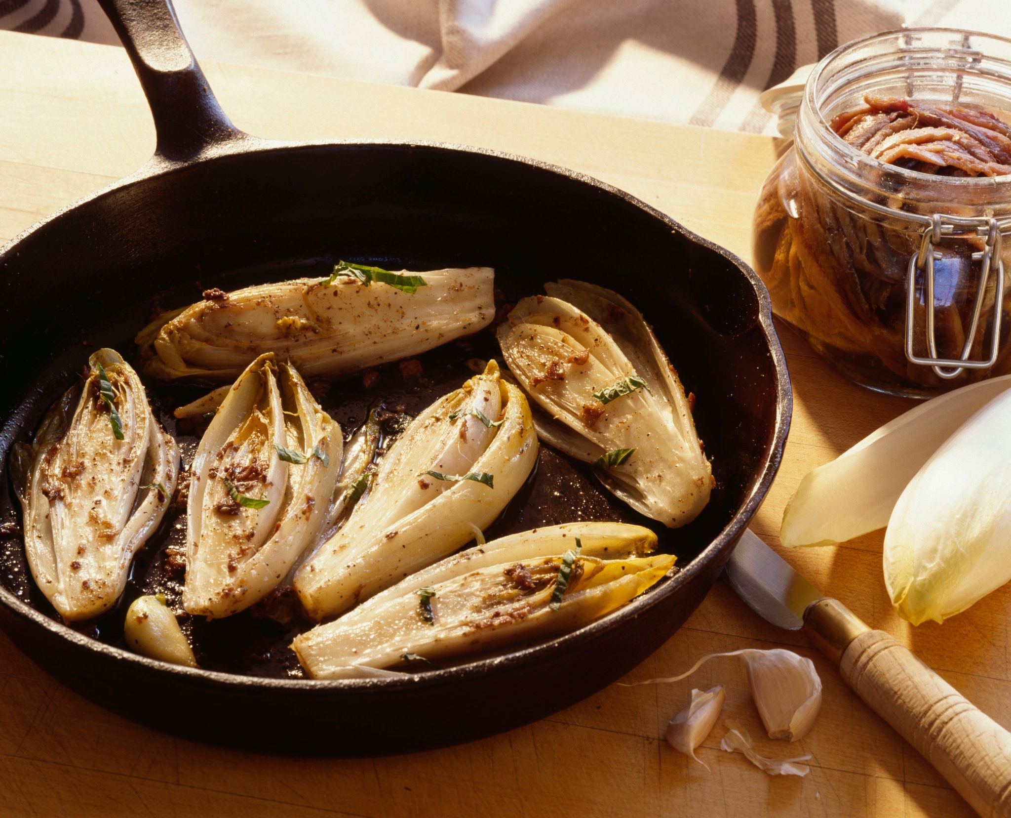 Endives sautées aux anchois et à l'ail
