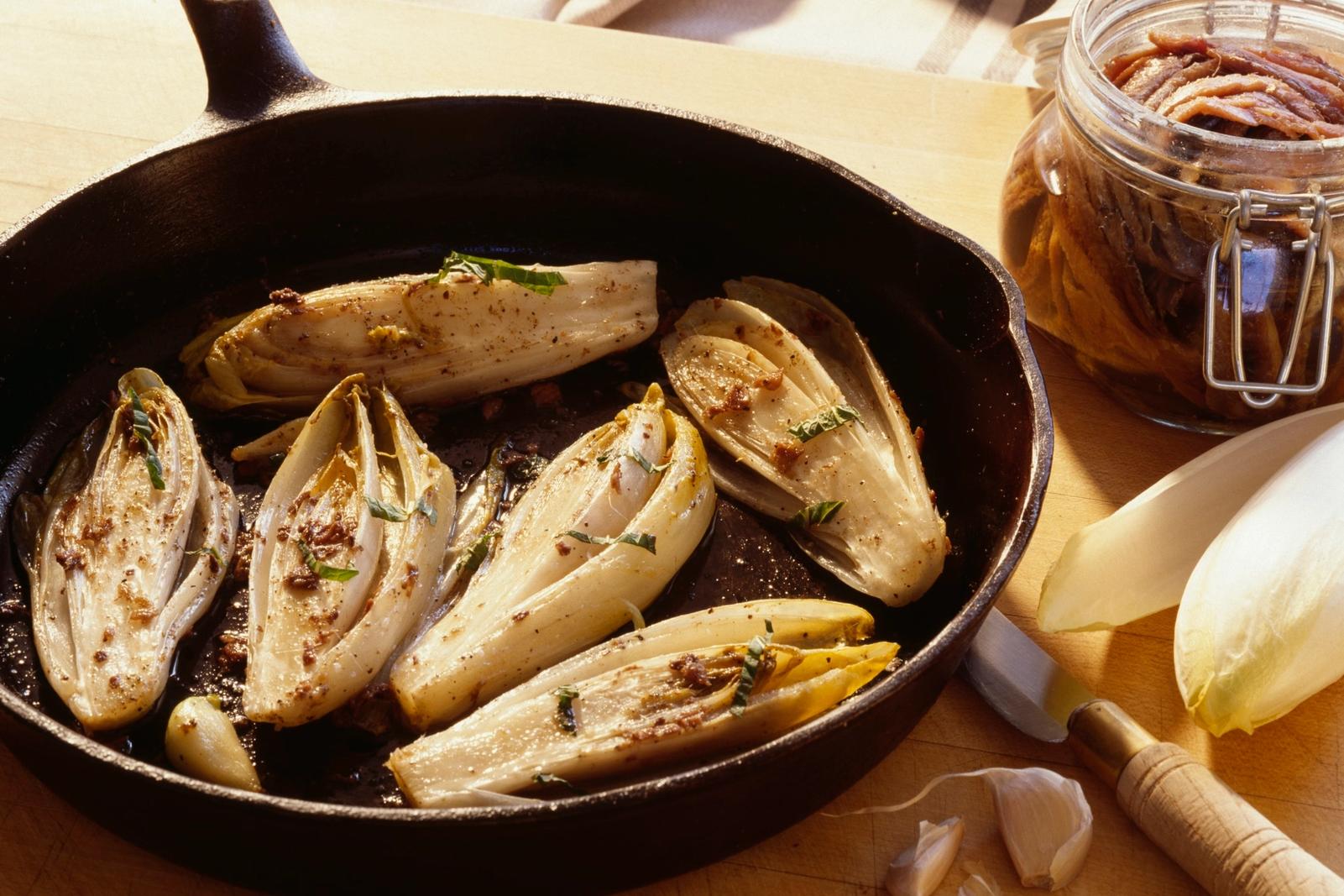 Endives sautées aux anchois et à l'ail