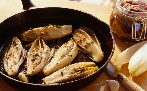 Endives sautées aux anchois et à l'ail