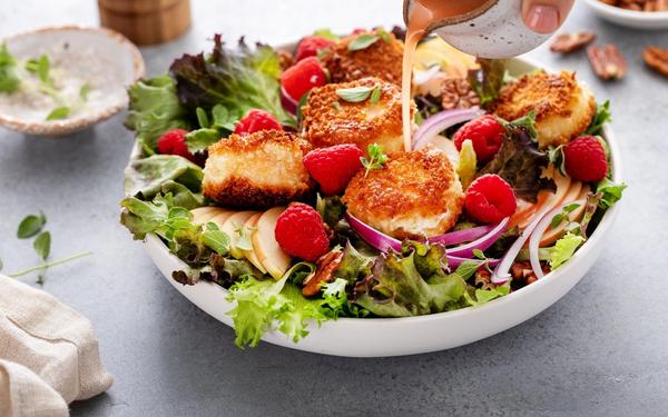 Salade de fromage de chèvre frit, pommes et framboises
