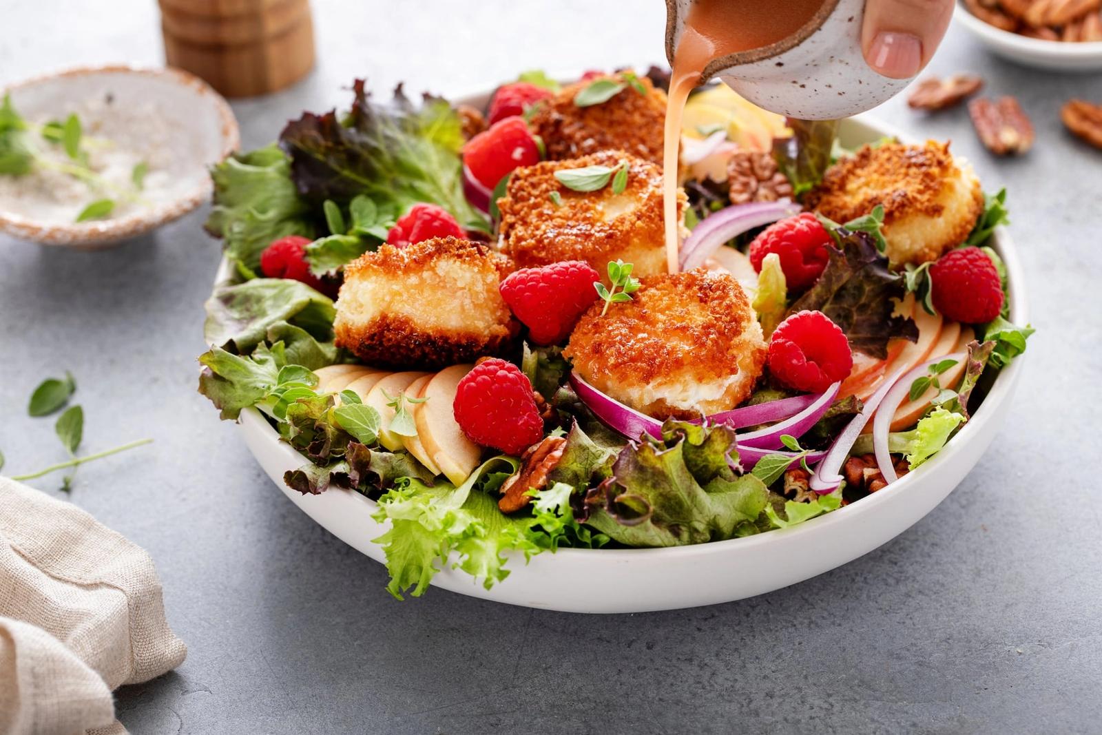 Salade de fromage de chèvre frit, pommes et framboises