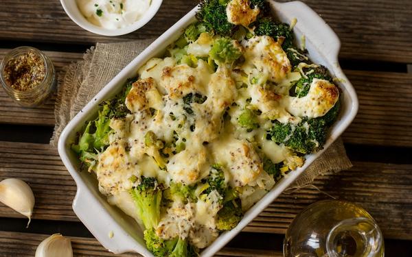 Gratin de chou-fleur, choux romanesco et brocoli, sauce moutarde et crème