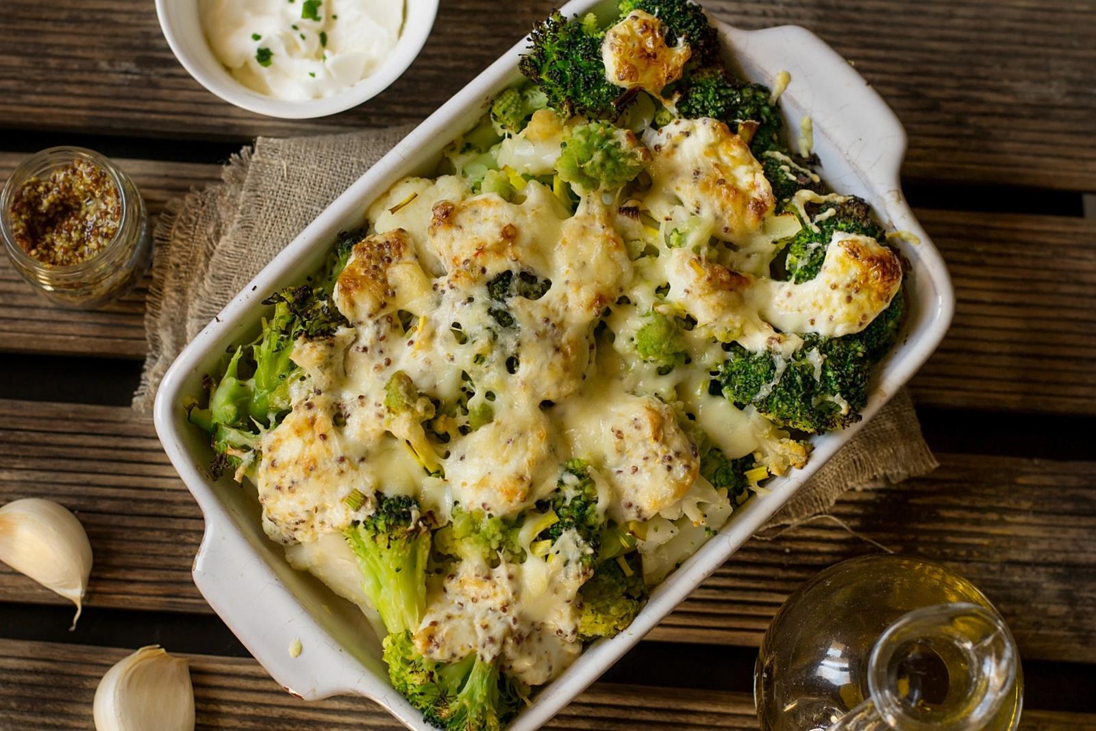 Gratin de chou-fleur, choux romanesco et brocoli, sauce moutarde et crème