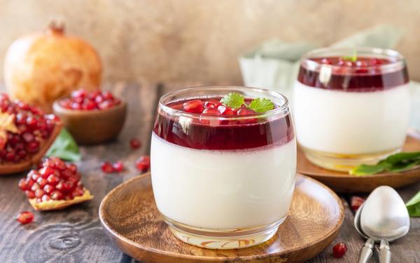 Panna cotta à la gelée de grenade, éclats de grenade fraîche et menthe