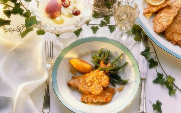Escalopes de dinde aux amandes, quenelle de patate douce et haricots verts, mousse légère aux framboises