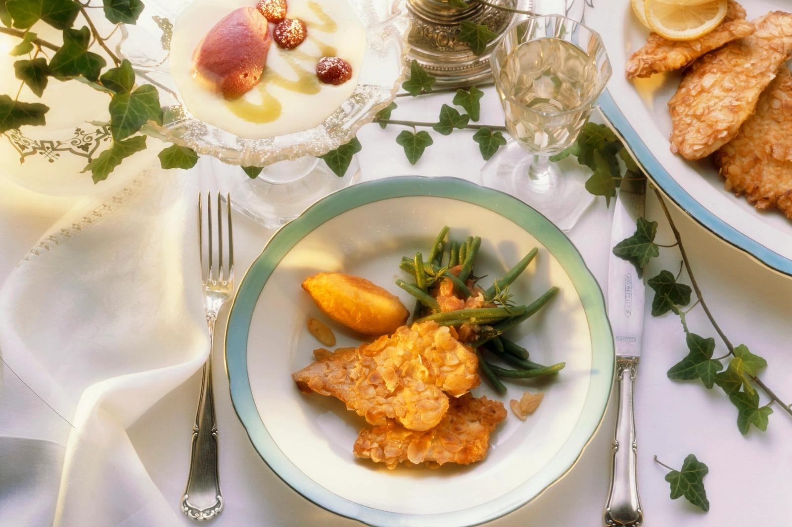 Escalopes de dinde aux amandes, quenelle de patate douce et haricots verts, mousse légère aux framboises
