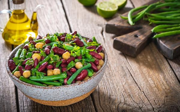 Salade libanaise haricots verts, persil, pois chiches et haricots rouges