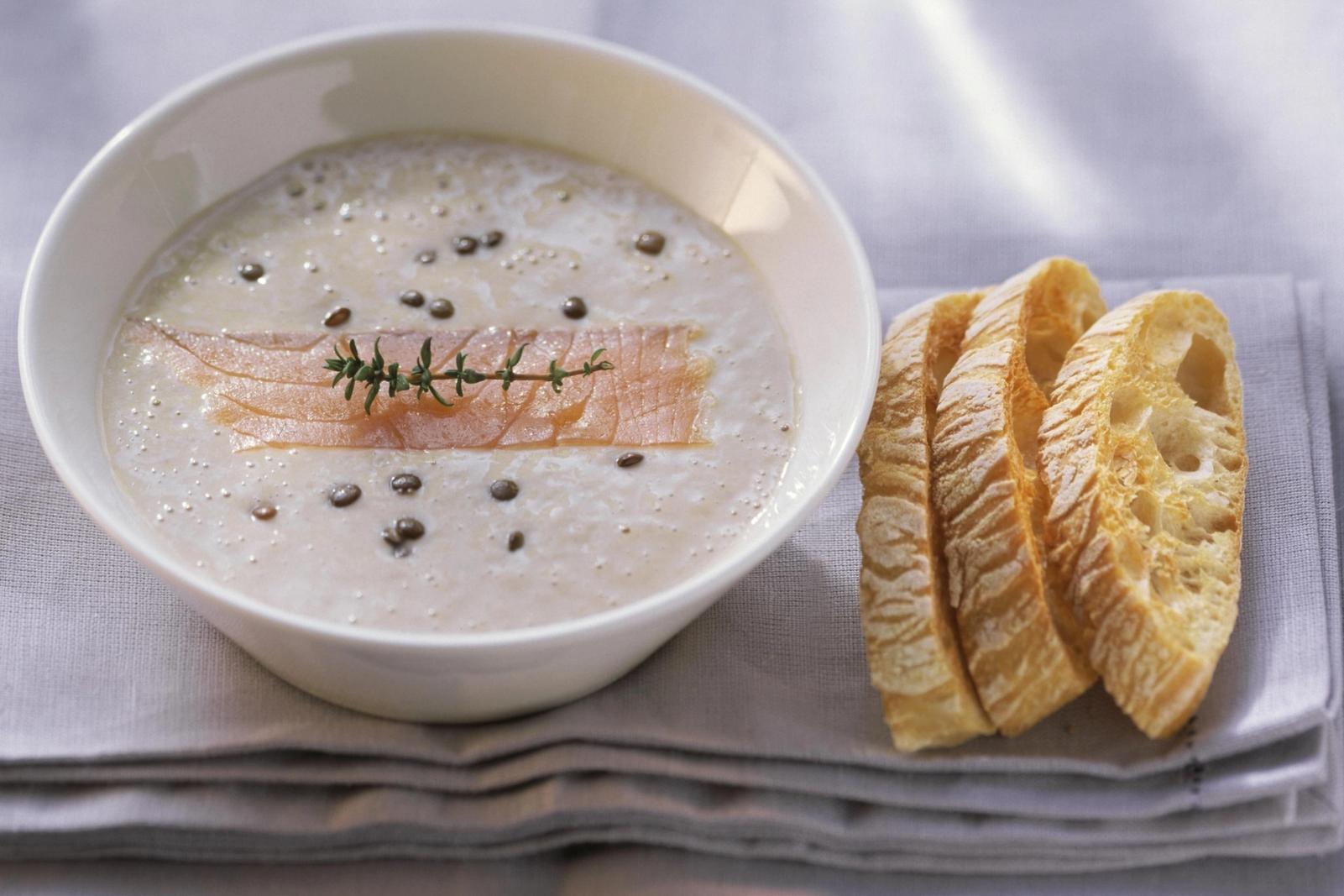 Soupe de lentilles fouettées avec jambon de Parme