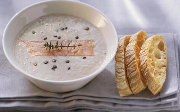 Soupe de lentilles fouettées avec jambon de Parme