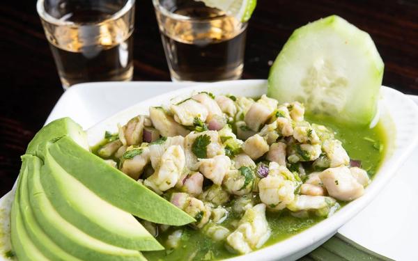 Crevettes et poisson ceviche mariné au citron avec piment jalapeño et coriandre