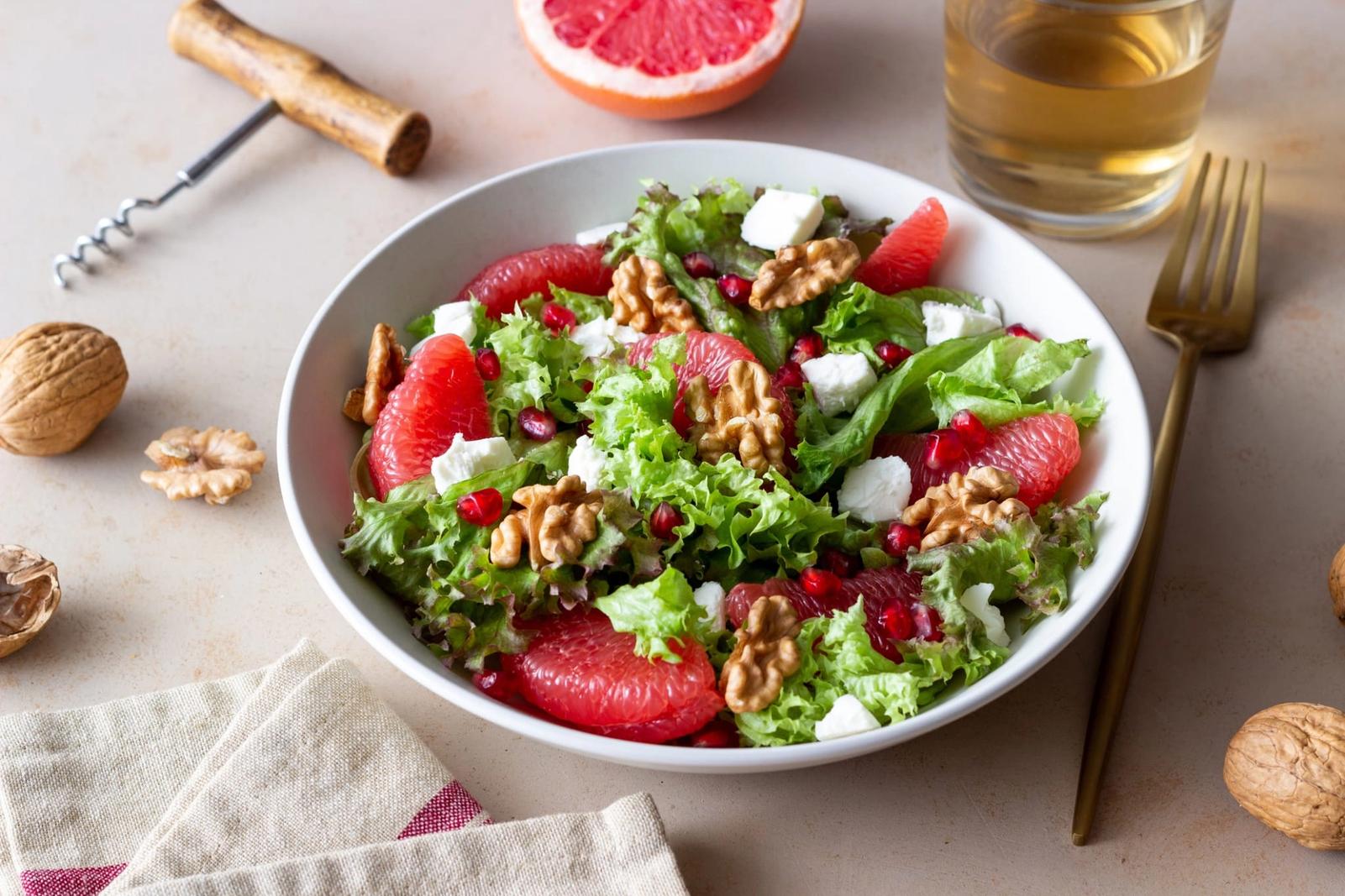 Salade de pamplemousse, féta, grenade et noix