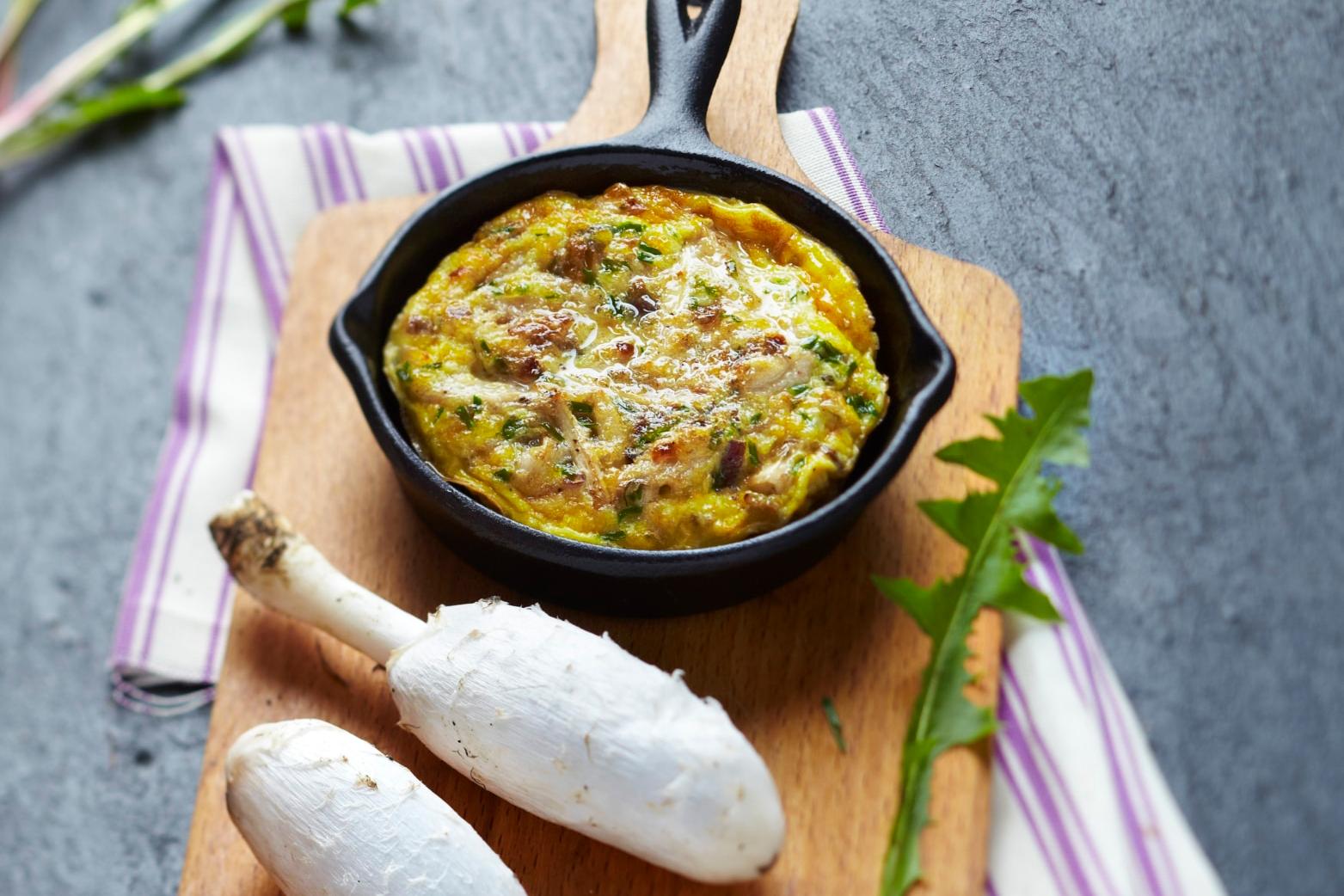 Omelette aux coprins chevelus et herbes fraîches