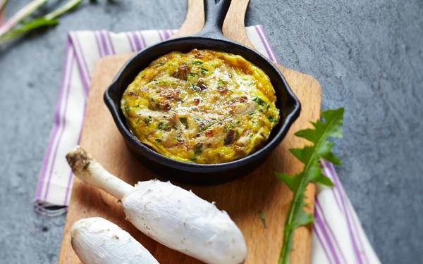 Omelette aux coprins chevelus et herbes fraîches
