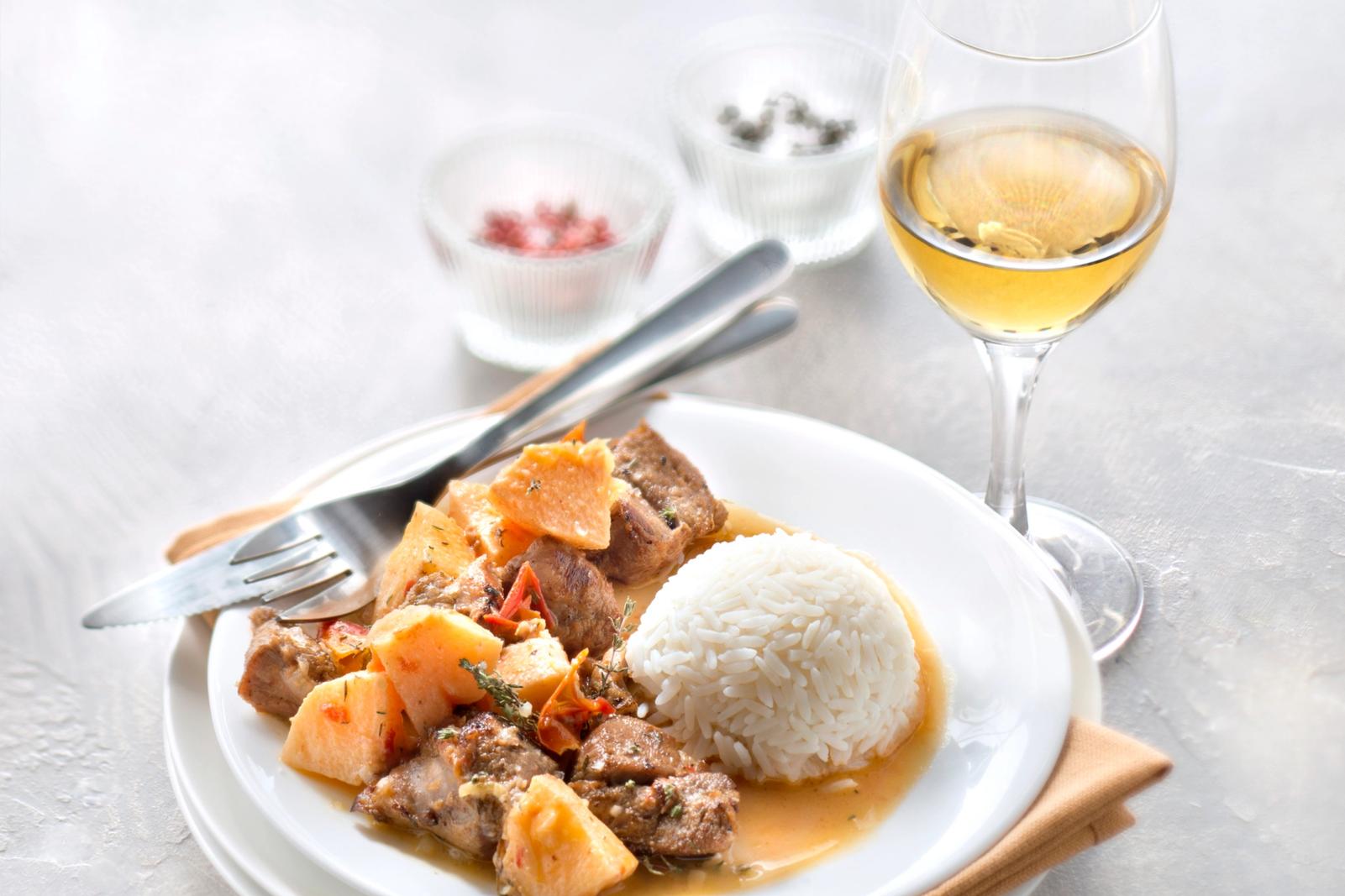 Sauté d’agneau aux coings, servi avec riz blanc
