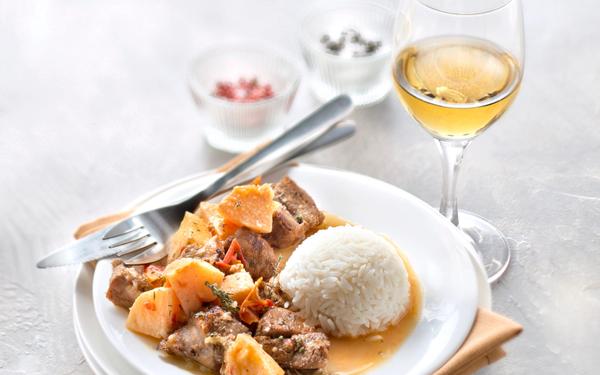 Sauté d’agneau aux coings, servi avec riz blanc