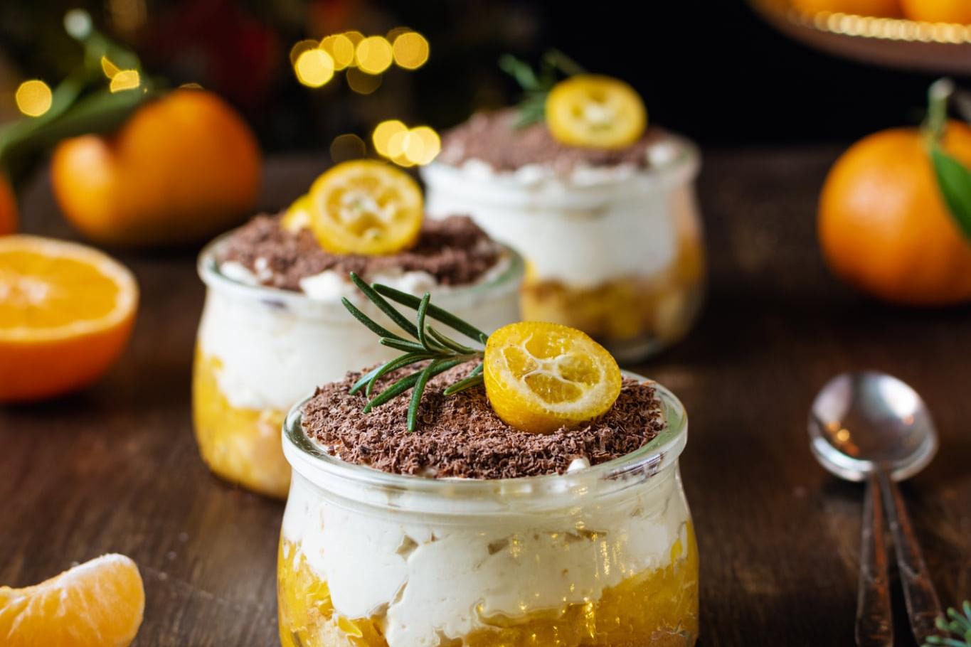 Verrines de Noël à la mandarine, mousse de fromage frais et copeaux de chocolat