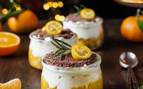 Verrines de Noël à la mandarine, mousse de fromage frais et copeaux de chocolat