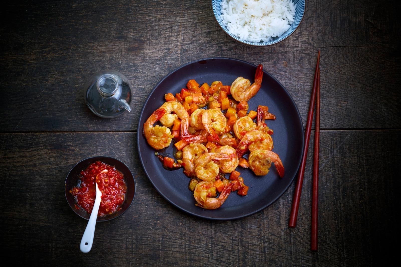 Gambas sautées à la sauce aigre-douce et légumes croquants