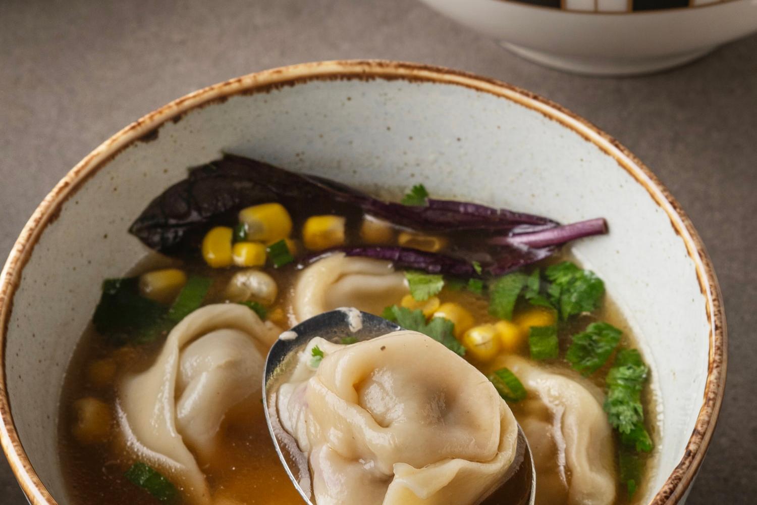 Soupe aux raviolis avec coriandre