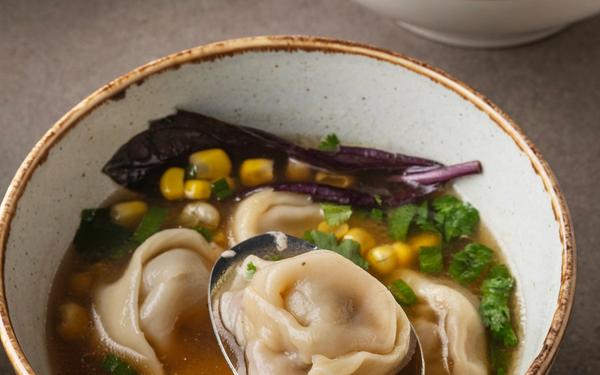 Soupe aux raviolis avec coriandre