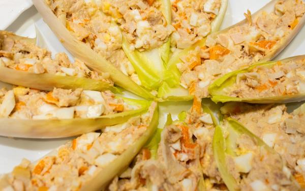 Feuilles d’endives farcies au crabe, œufs et thon