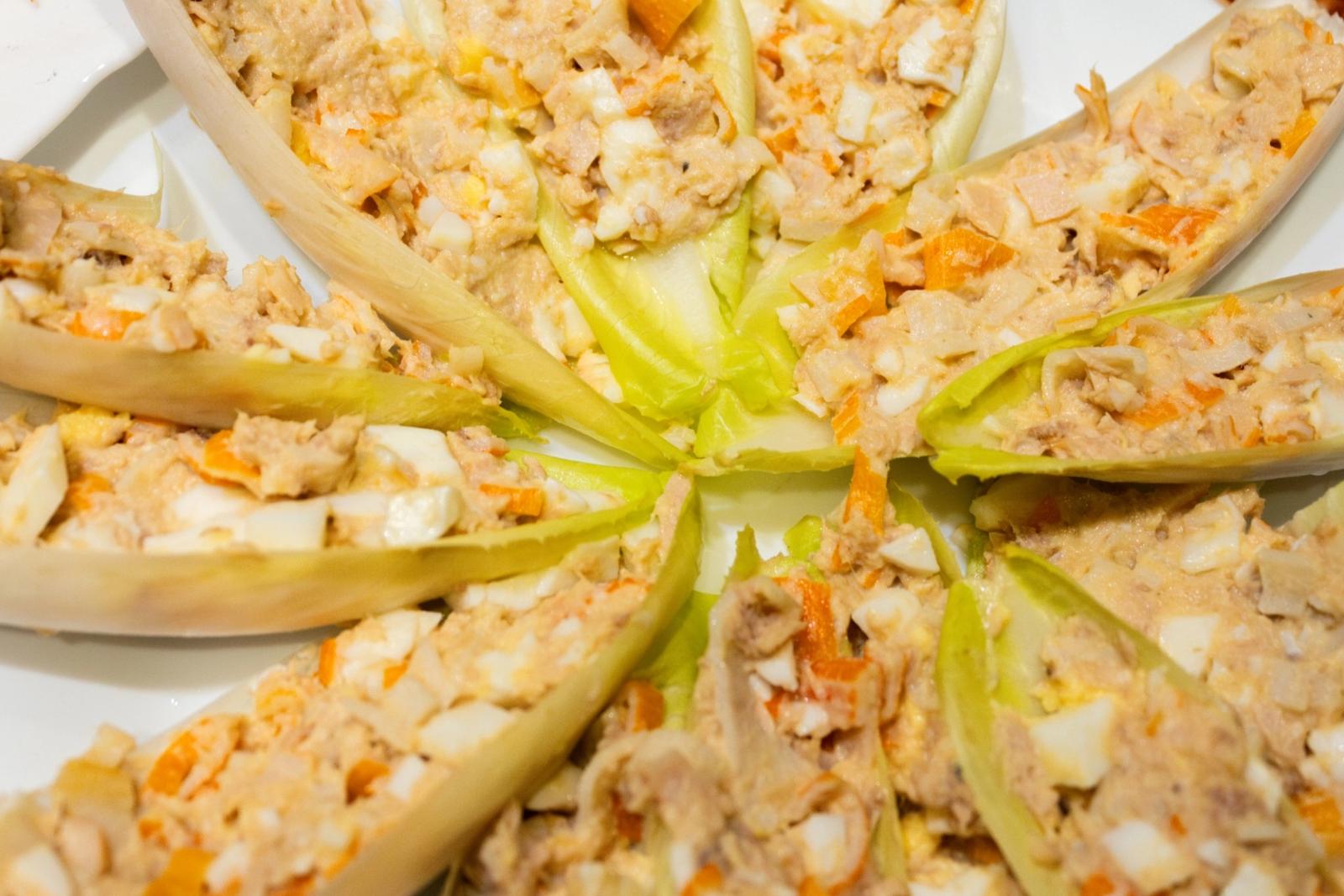 Feuilles d’endives farcies au crabe, œufs et thon