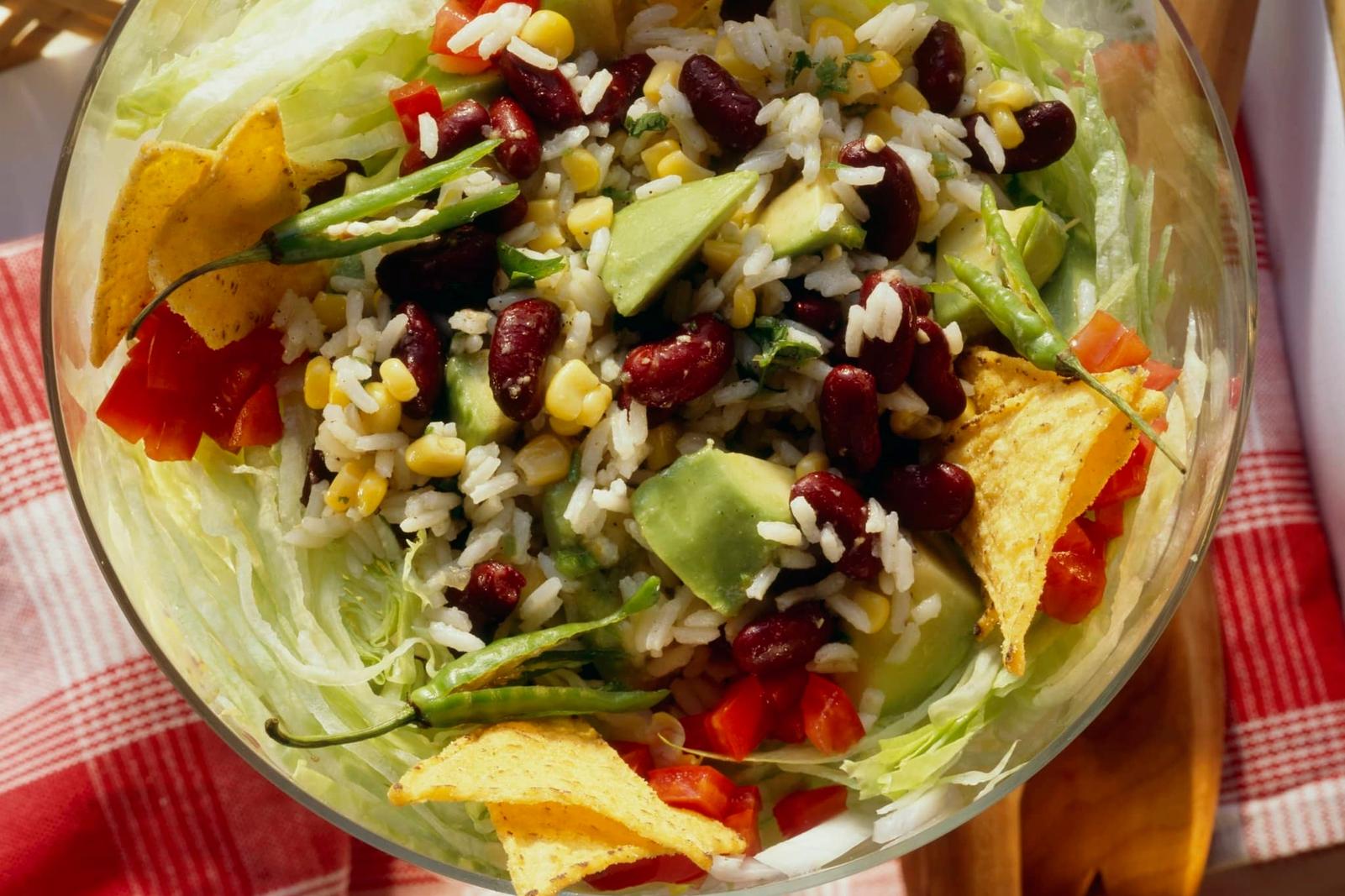 Salade de riz aux haricots rouges, maïs et avocat