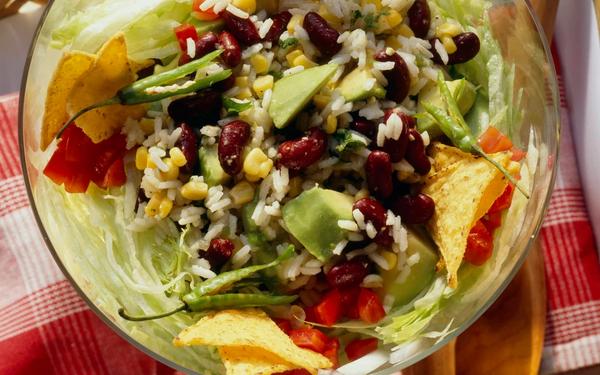 Salade de riz aux haricots rouges, maïs et avocat