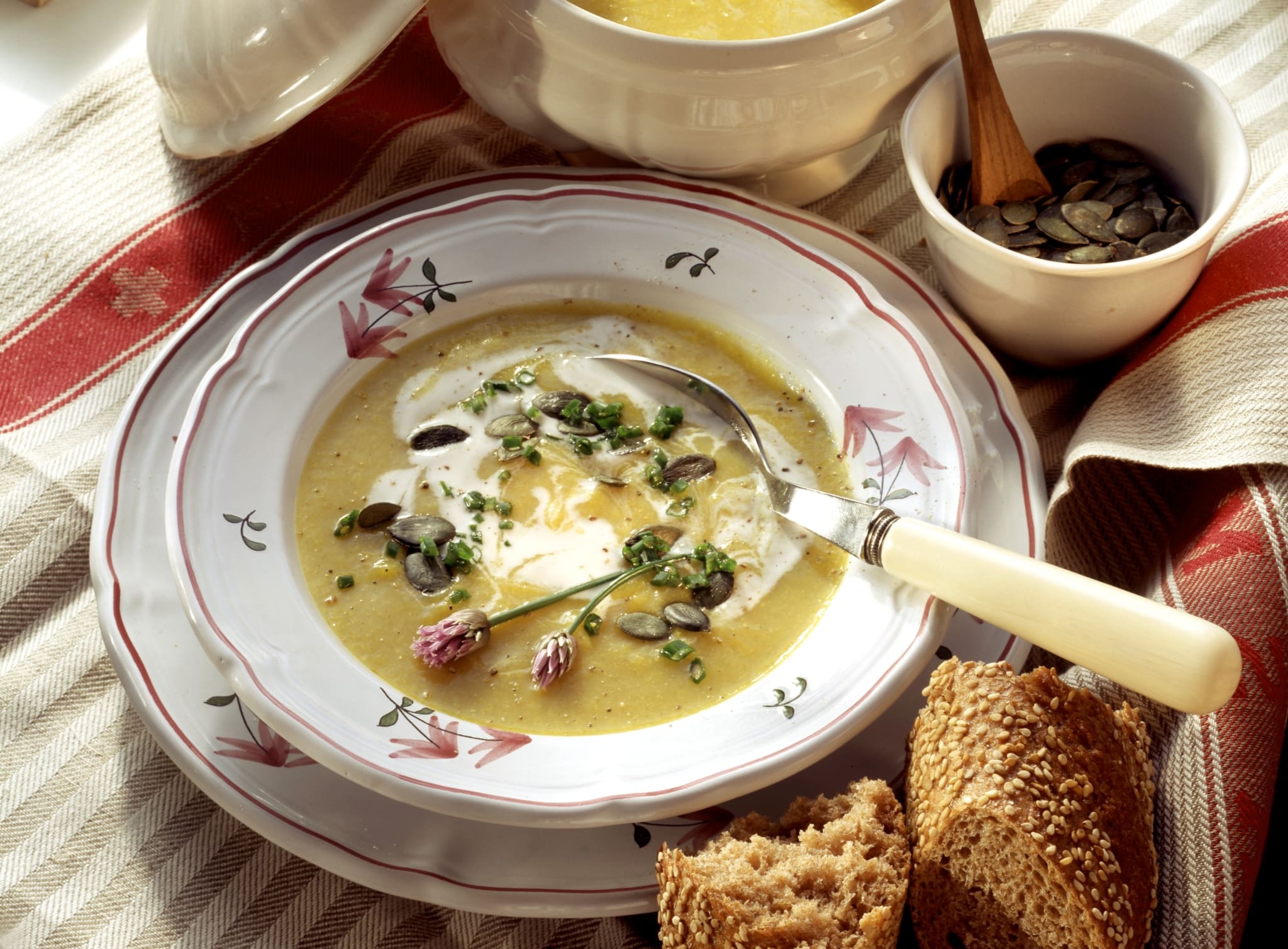 Soupe de chou-fleur au curry et aux graines de courge