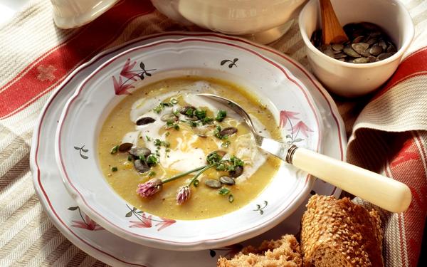 Soupe de chou-fleur au curry et aux graines de courge