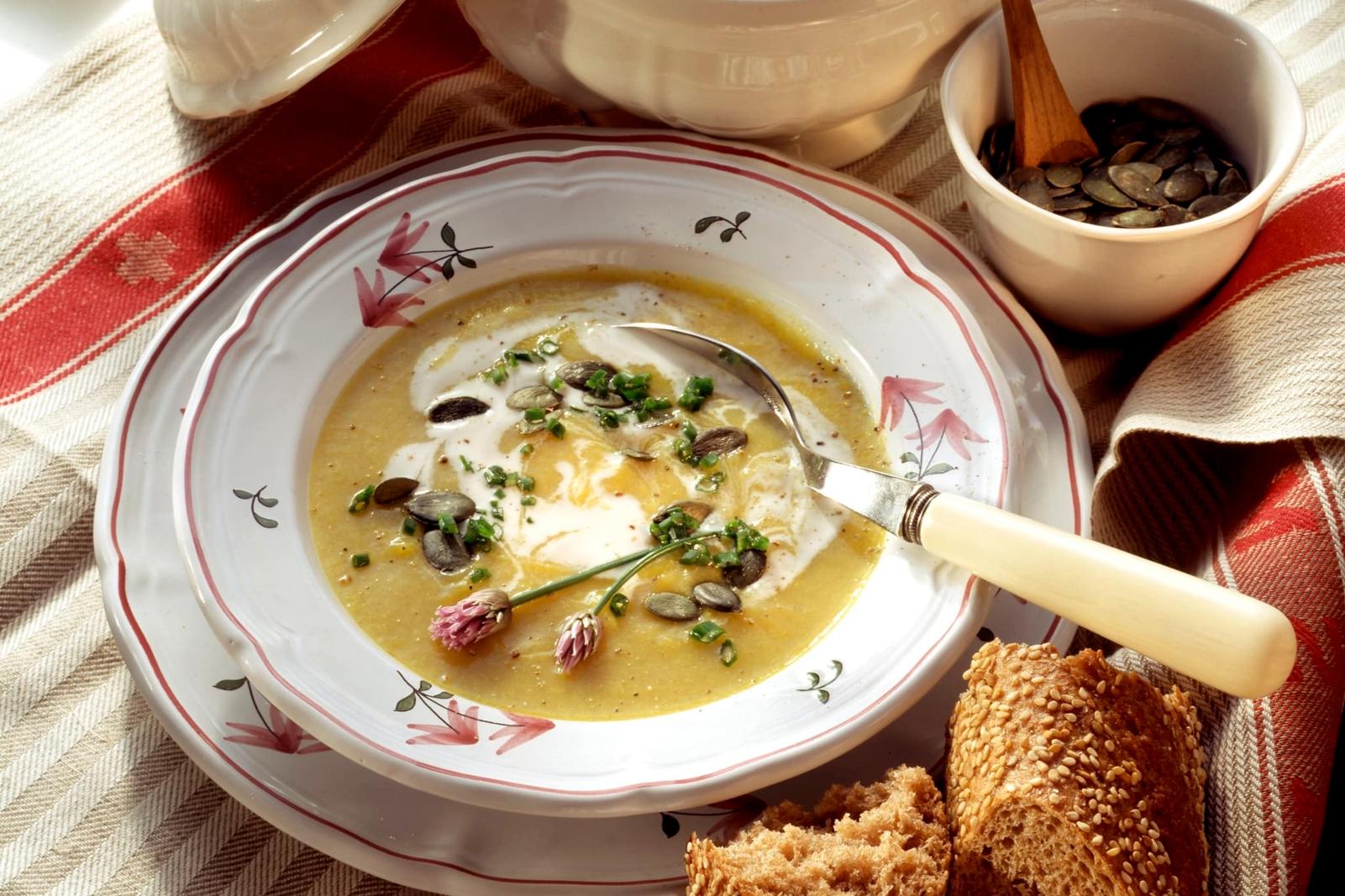 Soupe de chou-fleur au curry et aux graines de courge