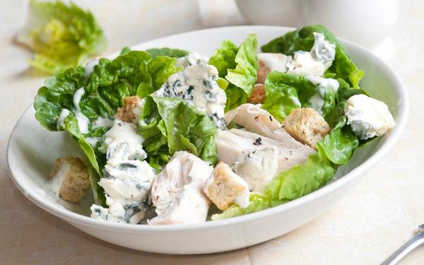Salade au poulet et au roquefort