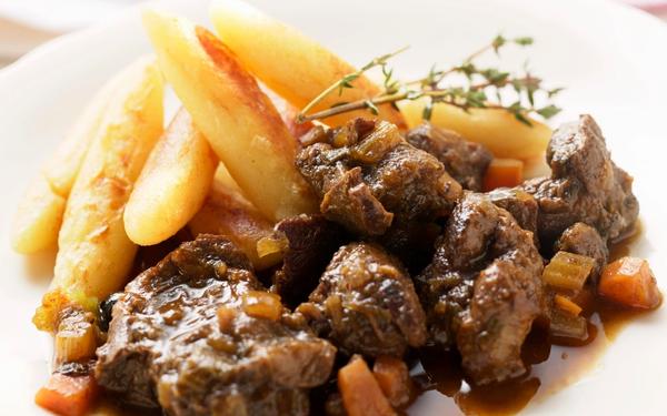 Ragoût de venaison aux nouilles de pommes de terre et au thym