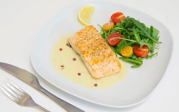 Pavé de saumon nacré à la sauce beurre blanc