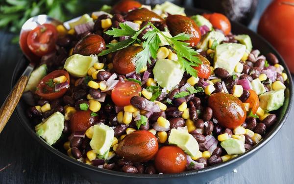 Salade mexicaine aux haricots rouges et noirs