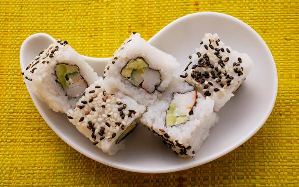 Makis californiens à l'avocat et au surimi