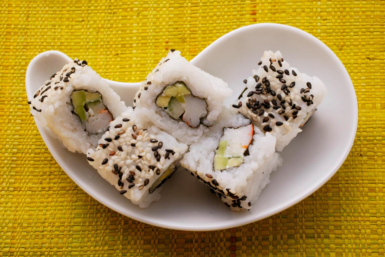 Makis californiens à l'avocat et au surimi