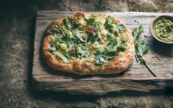 Pizza verte, pesto de chou rave et fromage de chèvre