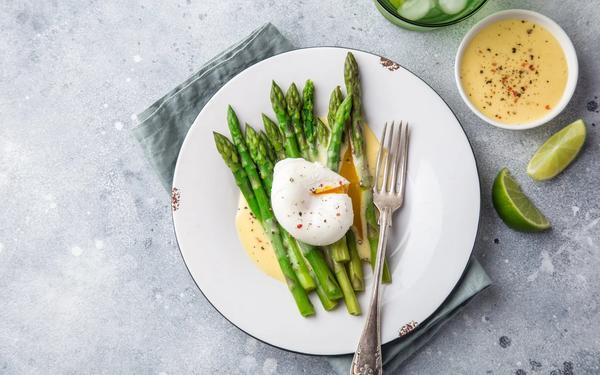 Asperges, œufs pochés et sauce hollandaise