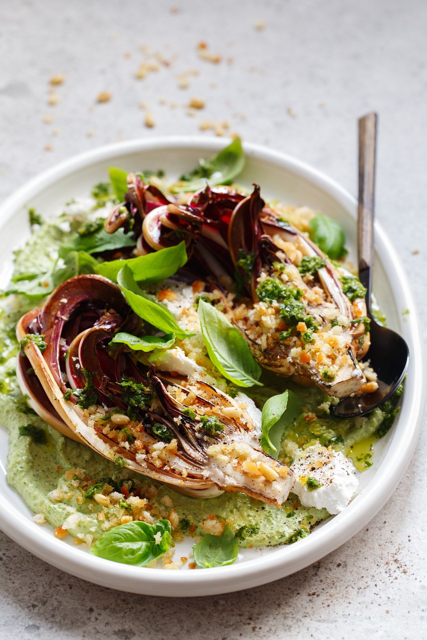 Chicorée rouge rôtie, feta, crème de tahini au basilic, pignons de pin et pesto