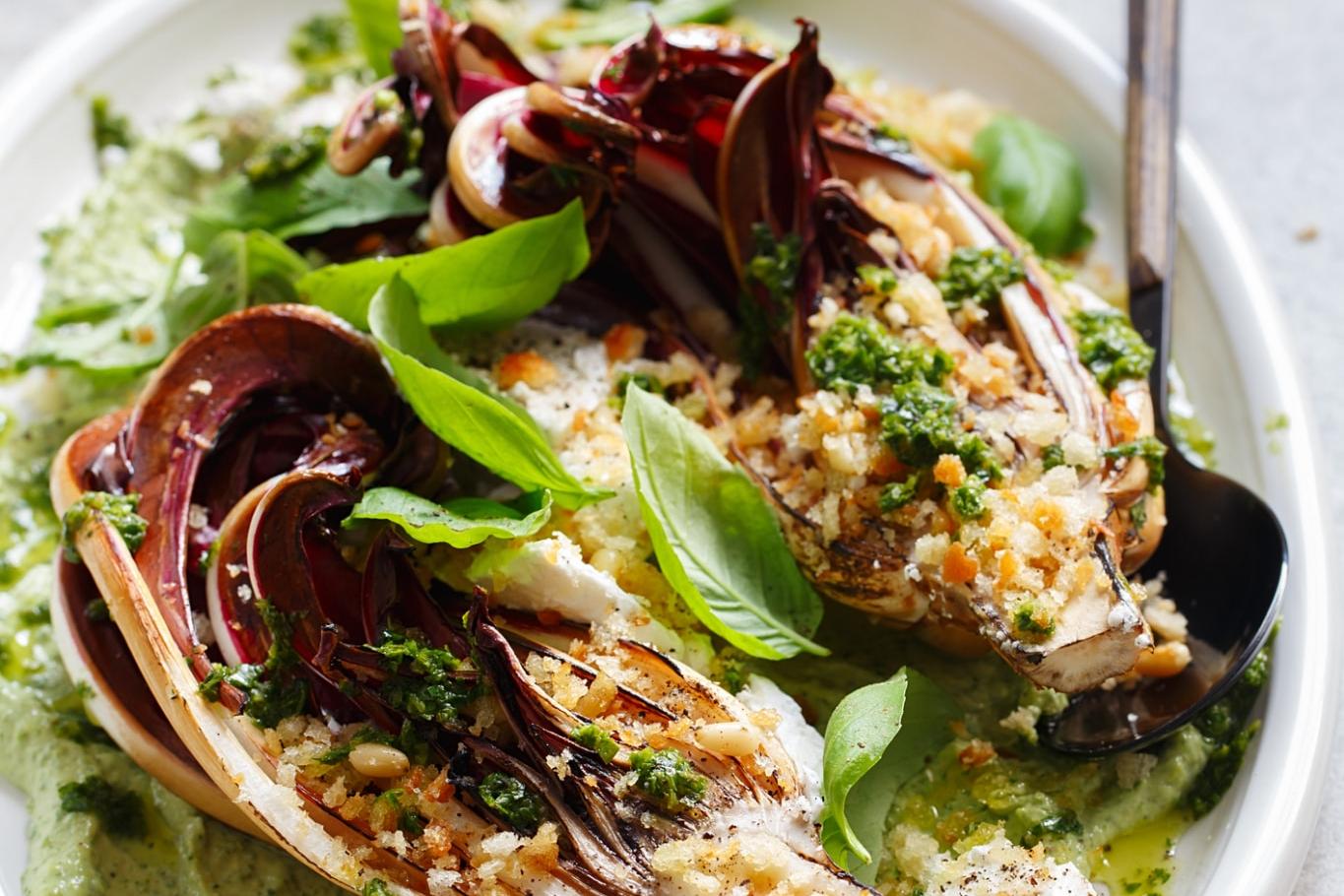 Chicorée rouge rôtie, feta, crème de tahini au basilic, pignons de pin et pesto
