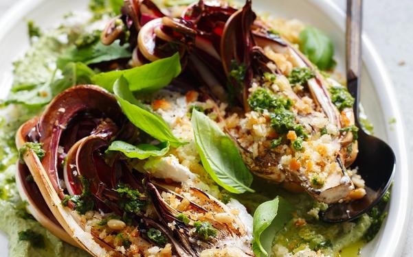 Chicorée rouge rôtie, feta, crème de tahini au basilic, pignons de pin et pesto