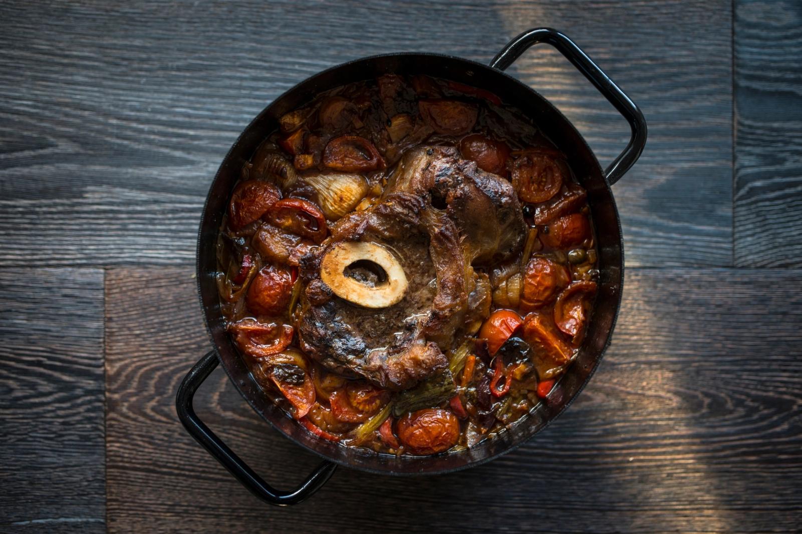 Jarret de veau d’Osso buco cuit avec des légumes