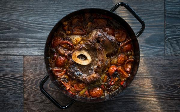 Jarret de veau d’Osso buco cuit avec des légumes