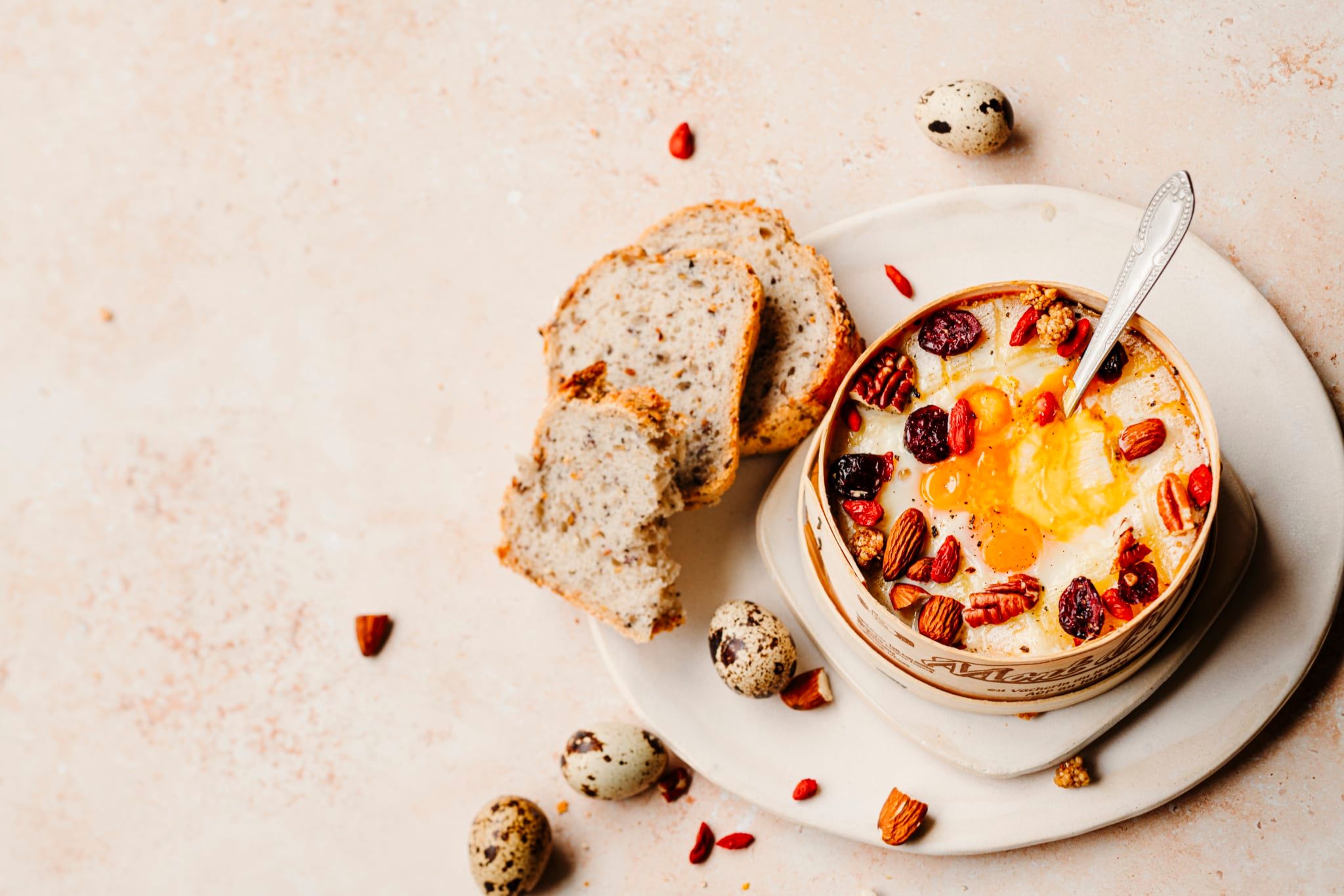 Mont d'Or rôti aux fruits secs et aux œufs de caille