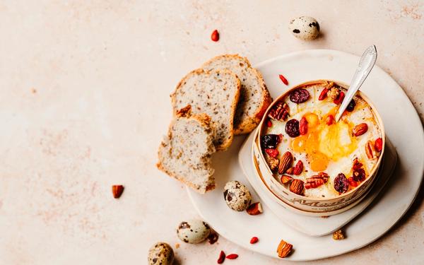 Mont d'Or rôti aux fruits secs et aux œufs de caille
