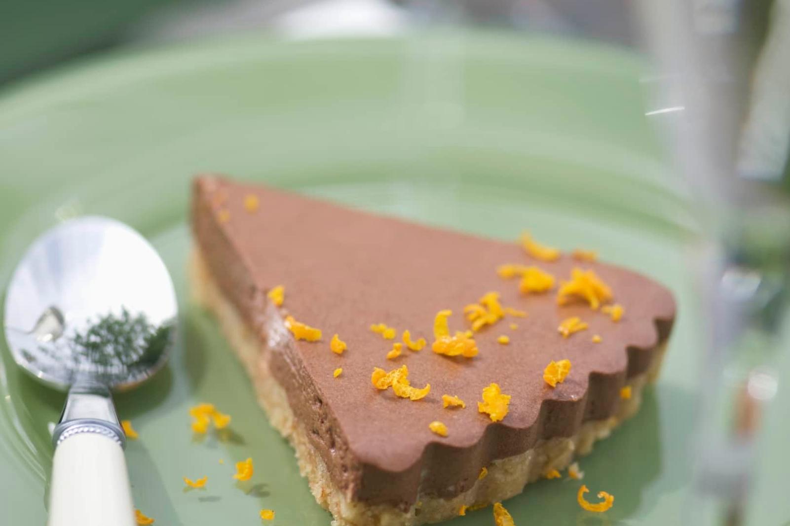 Cheesecake au chocolat et à l'orange sur une base de biscuit