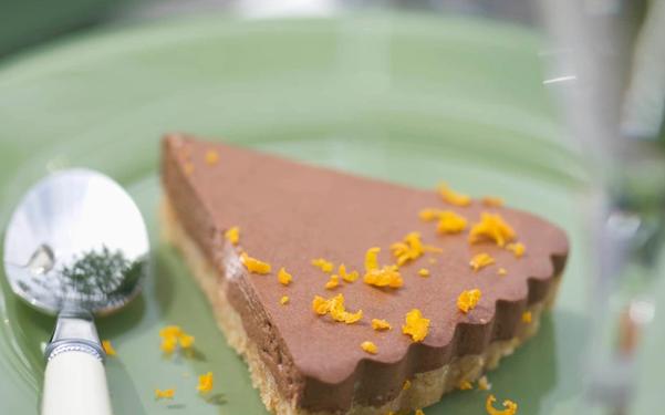 Cheesecake au chocolat et à l'orange sur une base de biscuit