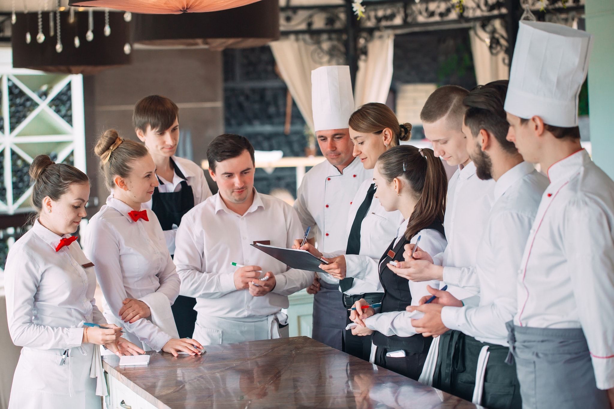 La brigade de cuisine à bout de souffle : entre excellence et bien-être, la gastronomie française cherche son nouvel équilibre