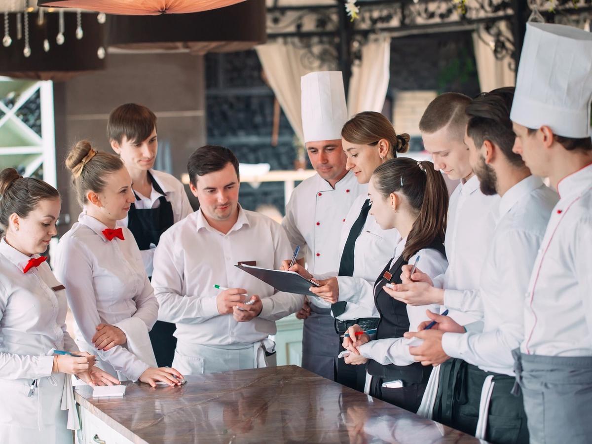 La brigade de cuisine à bout de souffle : entre excellence et bien-être, la gastronomie française cherche son nouvel équilibre